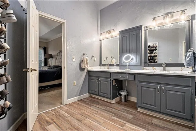 a en suite bathroom with a sink and a mirror