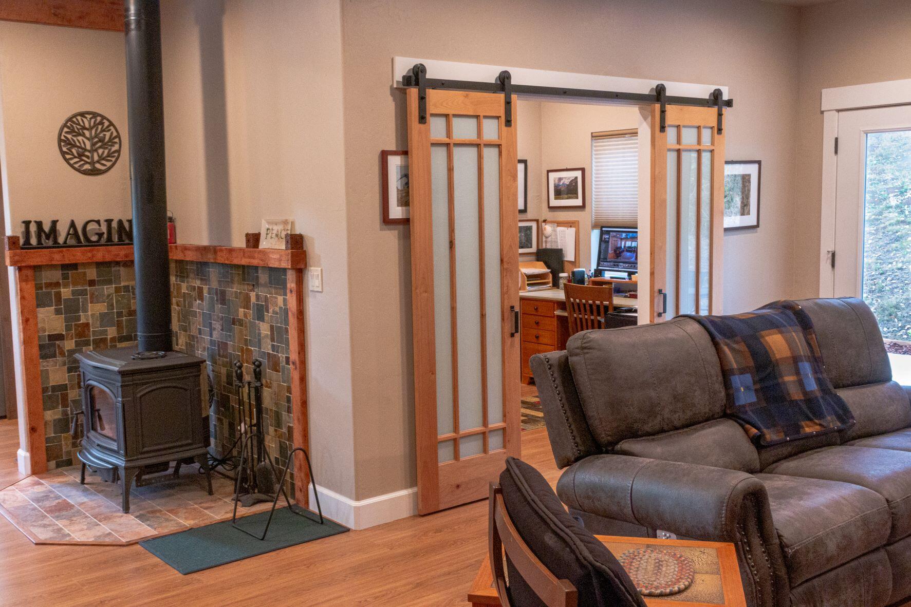 6852 Redstart Road Klamath Falls, OR 97601 - Photo 8 of 29 livingroom2