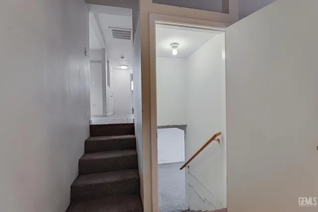 a view of a house with backyard