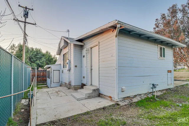 a view of a house with a backyard
