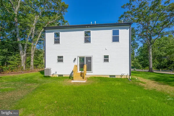 a view of a house with backyard
