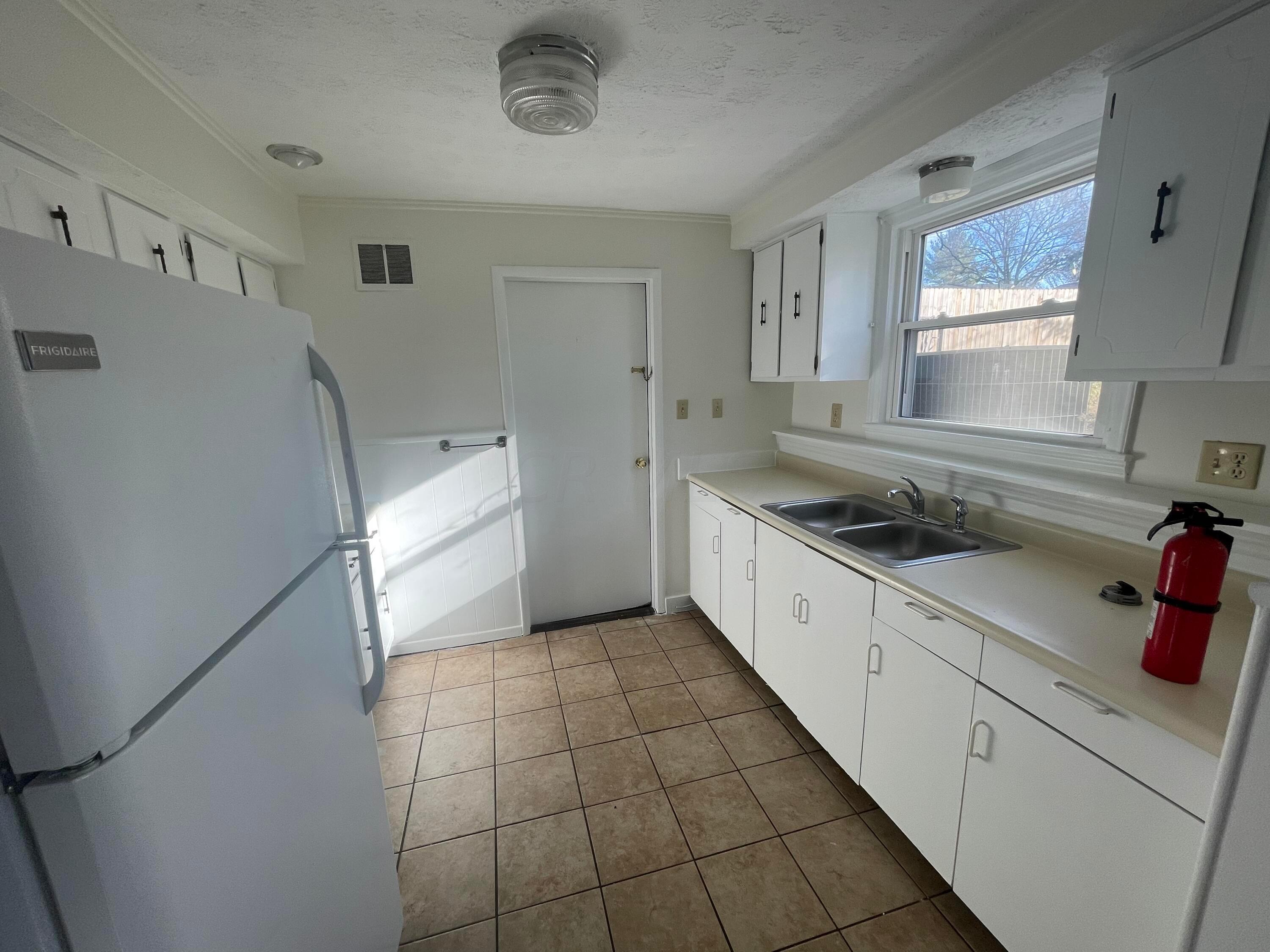 617 Chase Road Columbus, OH 43214 - Photo 6 of 12 50F8A59B-0C1E-45AB-AE40-D2BA688463A8