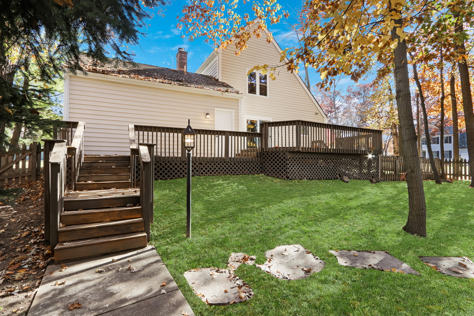 334 Concord Square Gurnee, IL 60031 - Photo 28 of 32 a backyard of a house with lots of green space