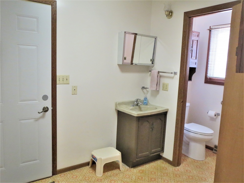 2086 Peek Home Road Dixon, IL 61021 - Photo 18 of 30 a bathroom with a sink toilet and mirror
