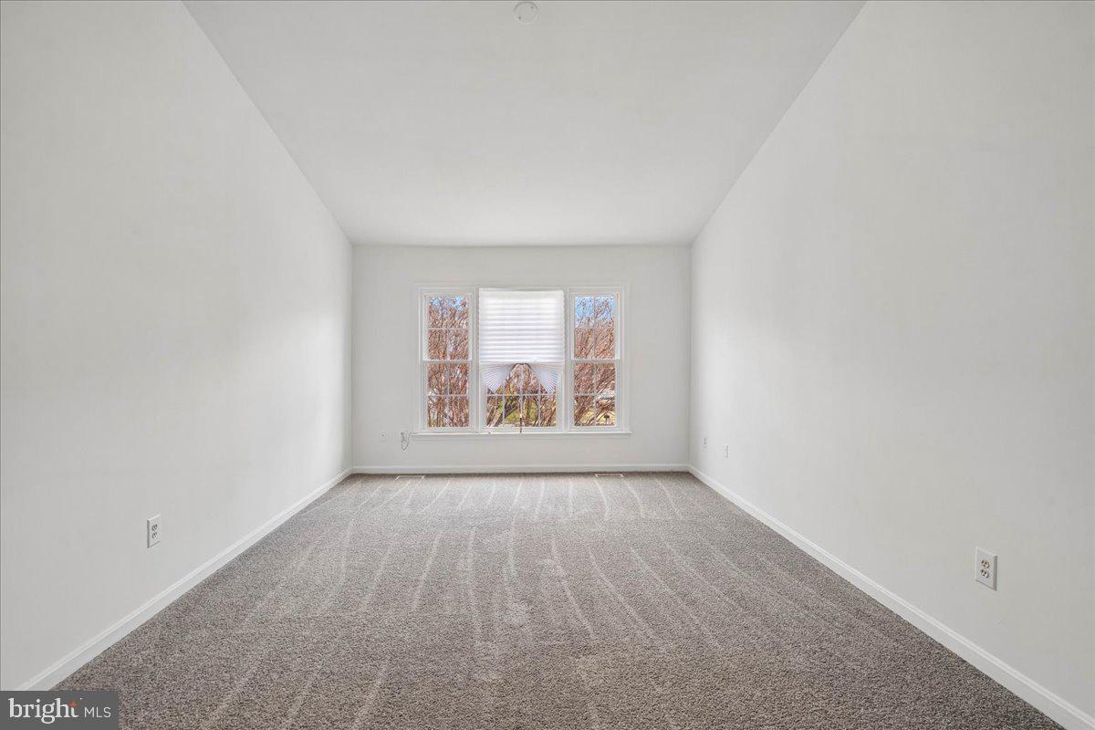 8010 Craddock Road Greenbelt, MD 20770 - Photo 29 of 49 an empty room with windows