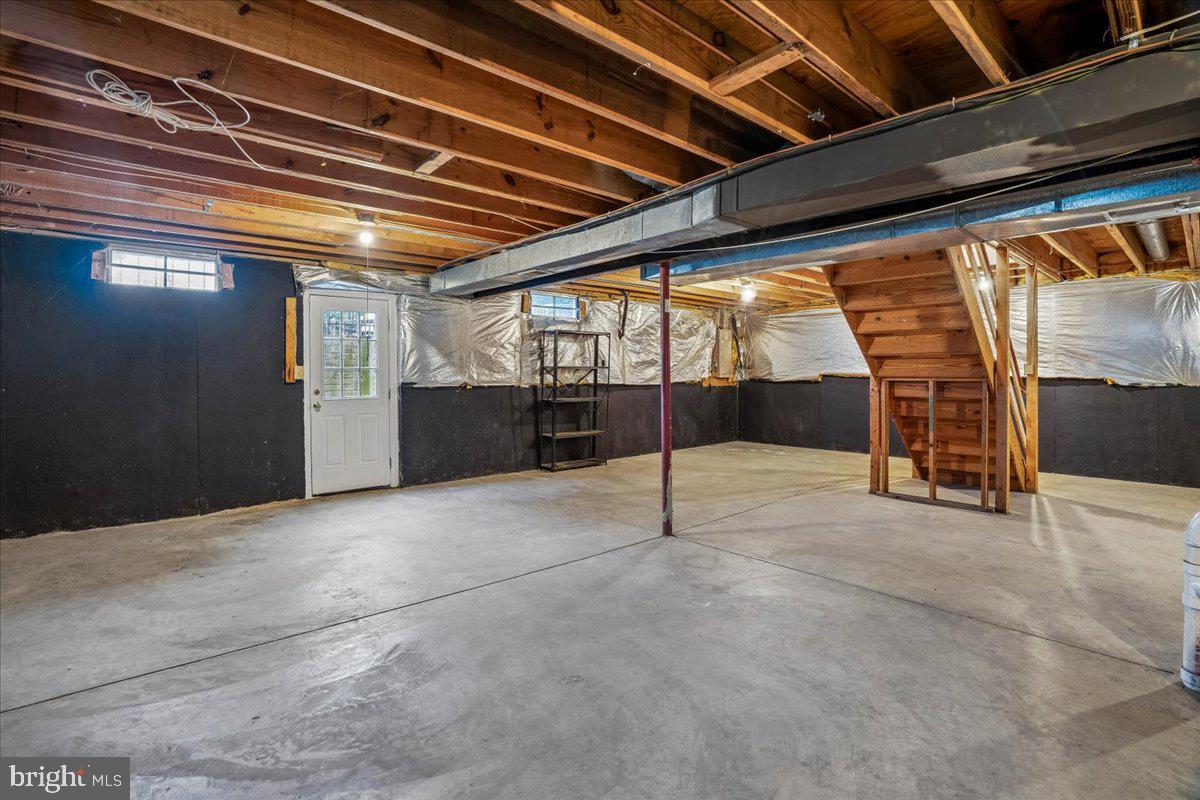 8010 Craddock Road Greenbelt, MD 20770 - Photo 41 of 49 a view of an empty room with a couch