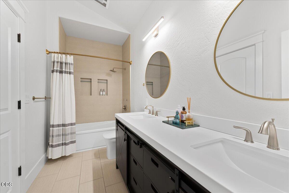1013 Roxy Ann Road Medford, OR 97504 - Photo 58 of 74 81-upstairs bathroom