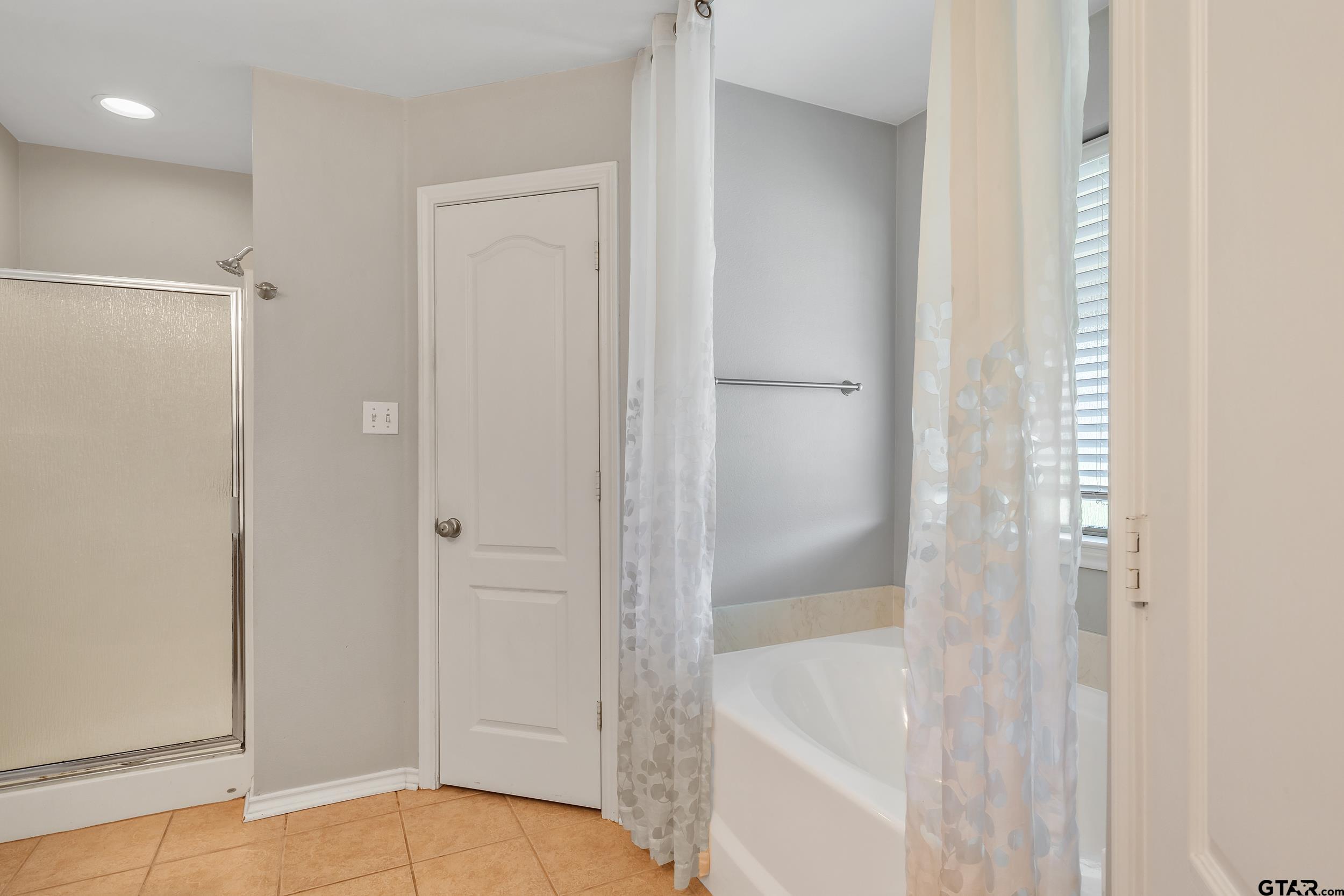 10820 Cactus Trail Flint, TX 75762 - Photo 17 of 29 a bathroom with a bathtub