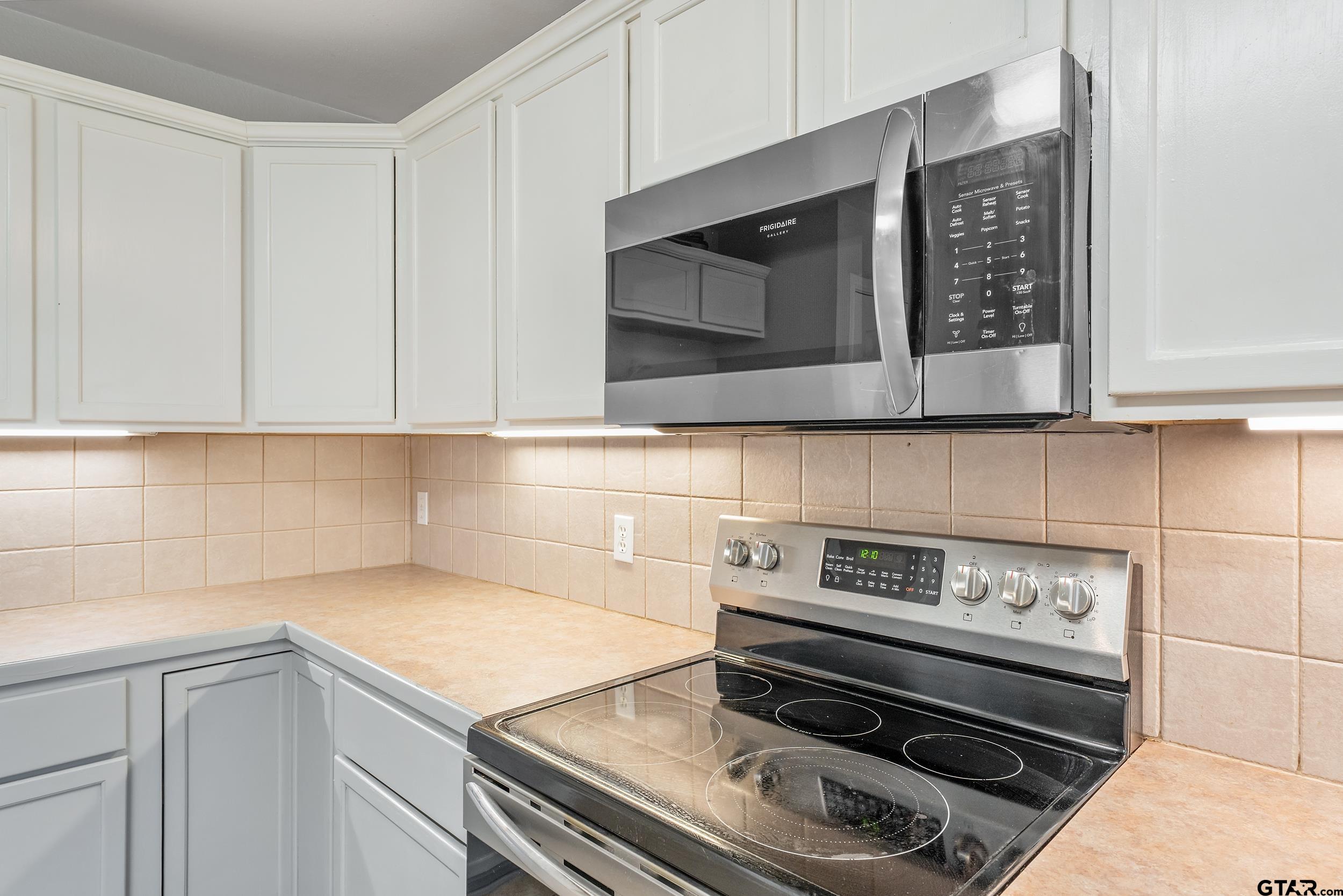 10820 Cactus Trail Flint, TX 75762 - Photo 10 of 29 a kitchen with a stove and a microwave