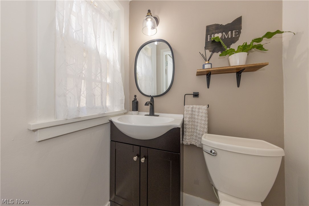 3706 Lytle Road Shaker Heights, OH 44122 - Photo 13 of 35 Half bath on 1st floor