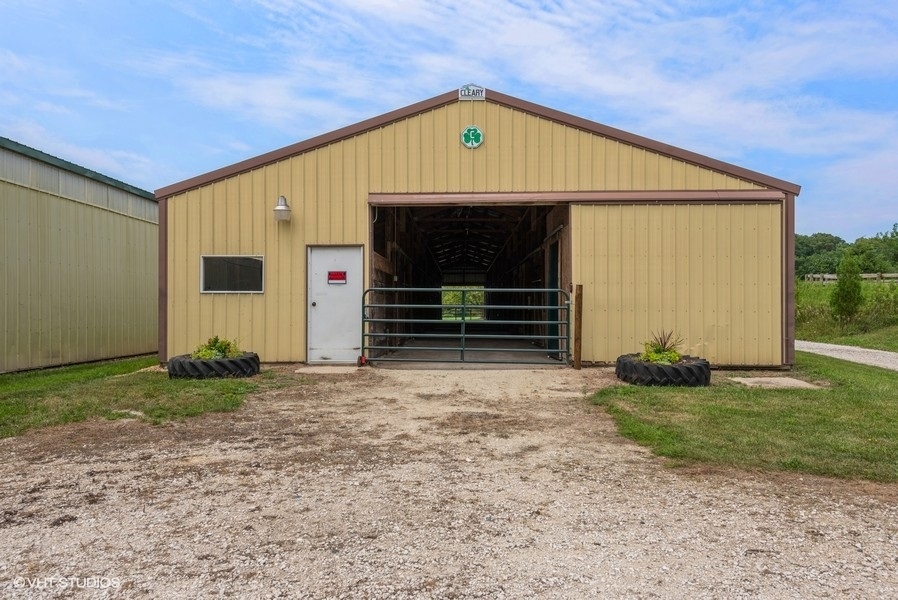1S866 Green Road Elburn, IL 60119 - Photo 53 of 55 a front view of a house with garden