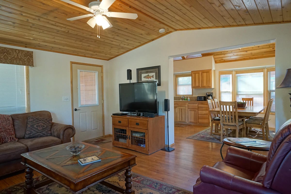 7979 Hyatt Prairie Road, Unit 39 Ashland, OR 97520 - Photo 6 of 24 Cabin_39_06