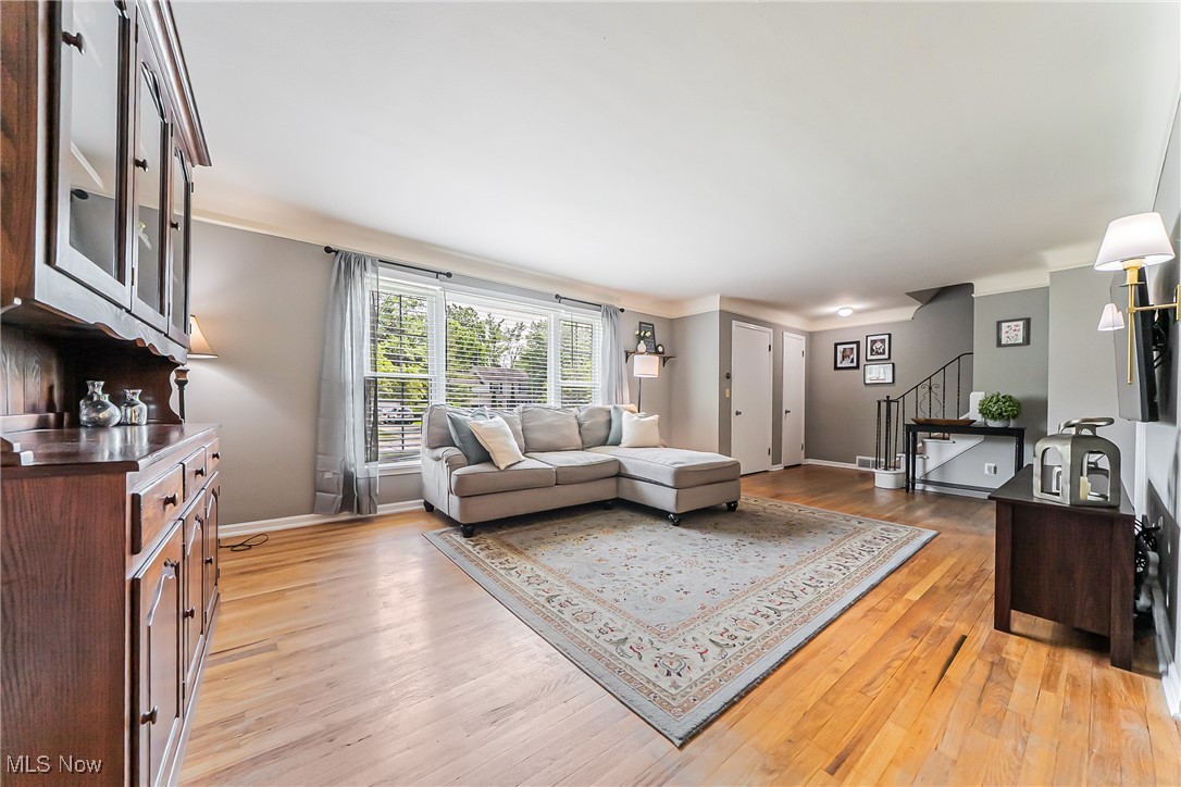 5165 East Farnhurst Road Cleveland, OH 44124 - Photo 3 of 26 Gallery Image 3