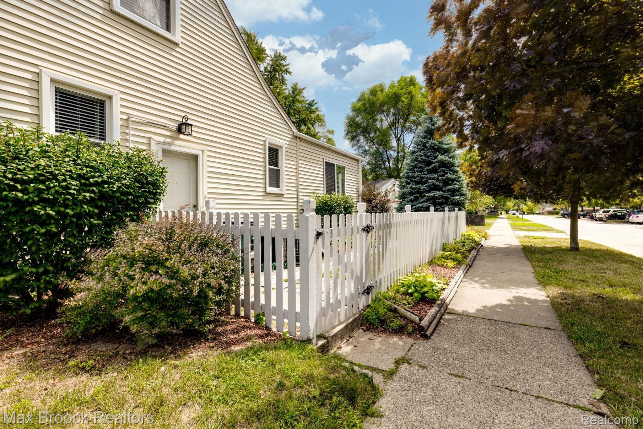 2289 Oxford Road Berkley, MI 48072 - Photo 34 of 35 2289+Oxford+Rd+Berkley-35-web.jpg