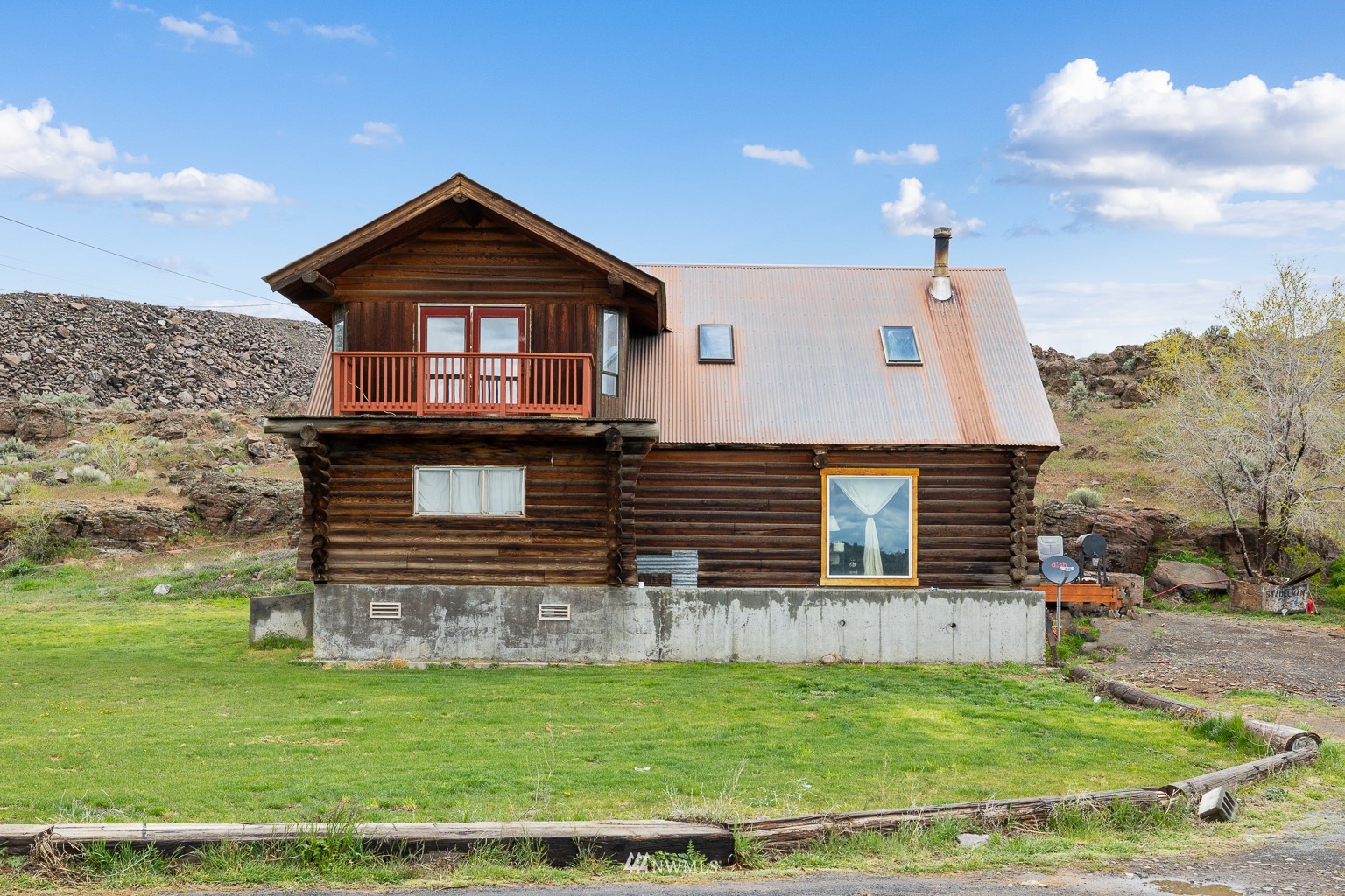 4301 Martin Road Northwest Ephrata, WA 98823 - Photo 3 of 40 a view of a house with a yard