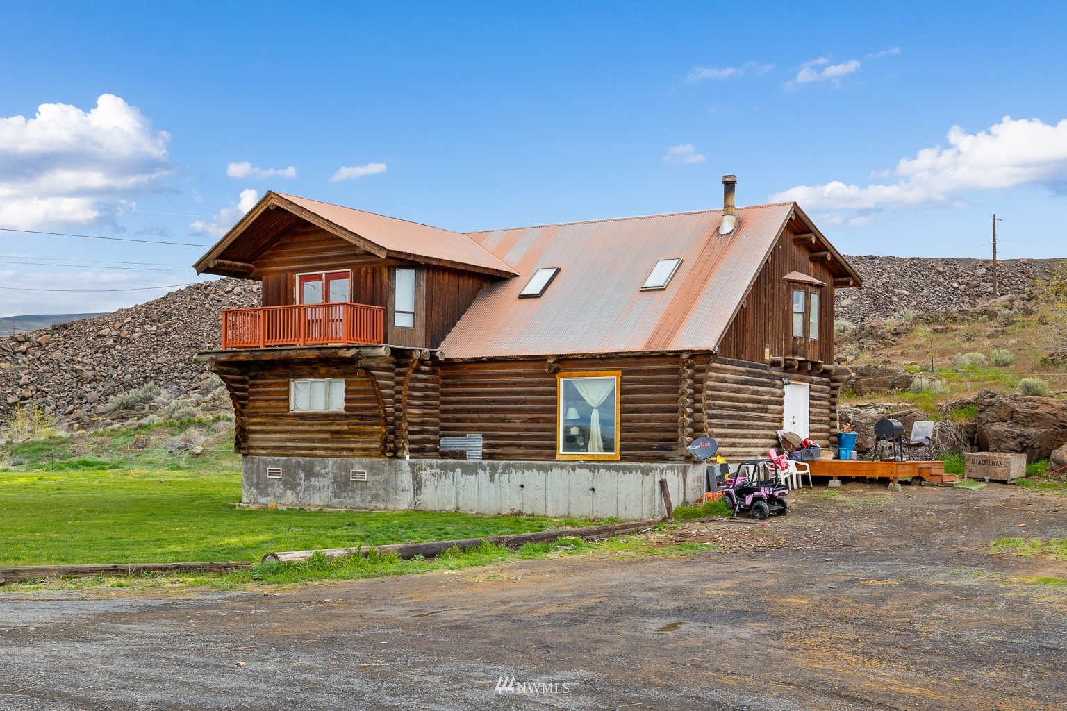 4301 Martin Road Northwest Ephrata, WA 98823 - Photo 6 of 40 a car parked in front of house with a yard