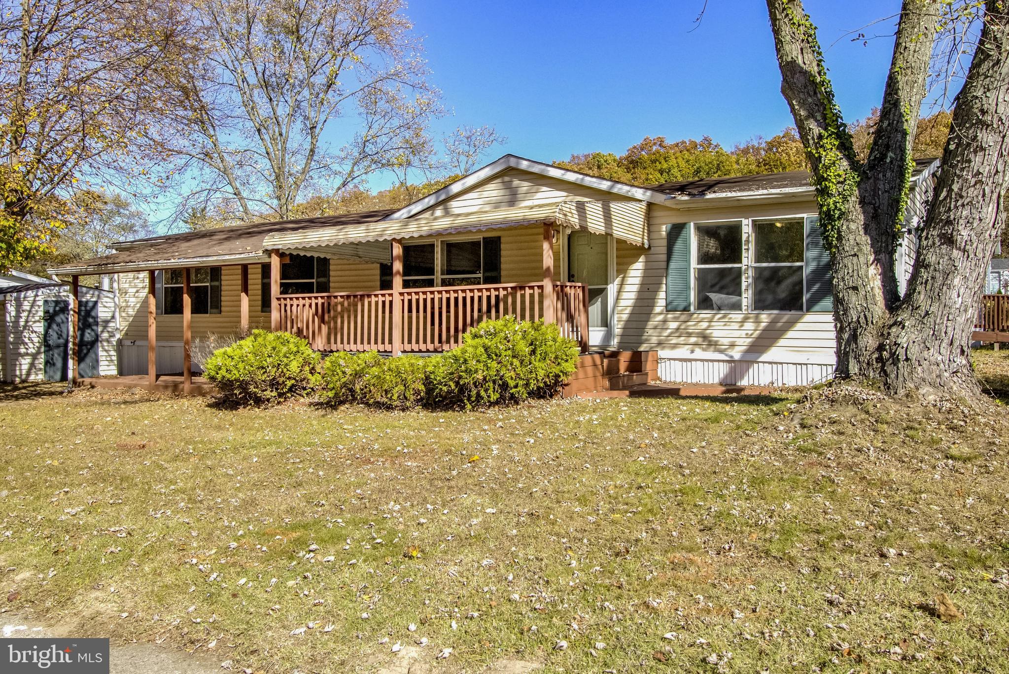 a view of a house with backyard
