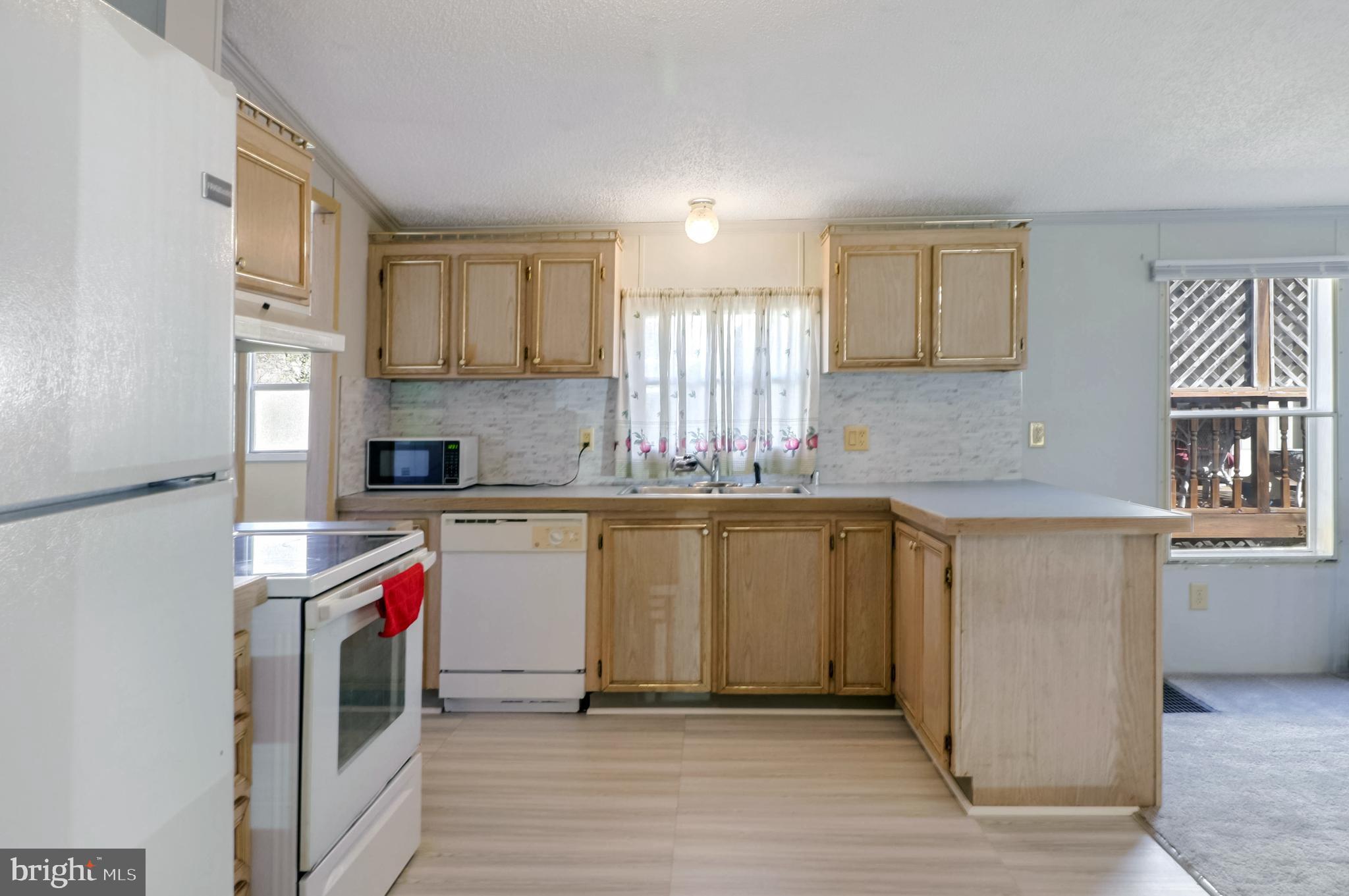 7810 Clark Road, Unit E15 Hanover, MD 21076 - Photo 6 of 20 a kitchen with granite countertop a sink and a stove