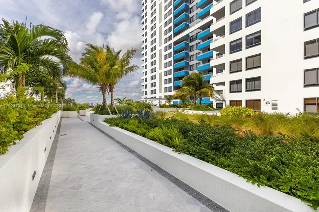 $869,000 | 1330 West Avenue, Unit 1013, Miami Beach, FL 33139