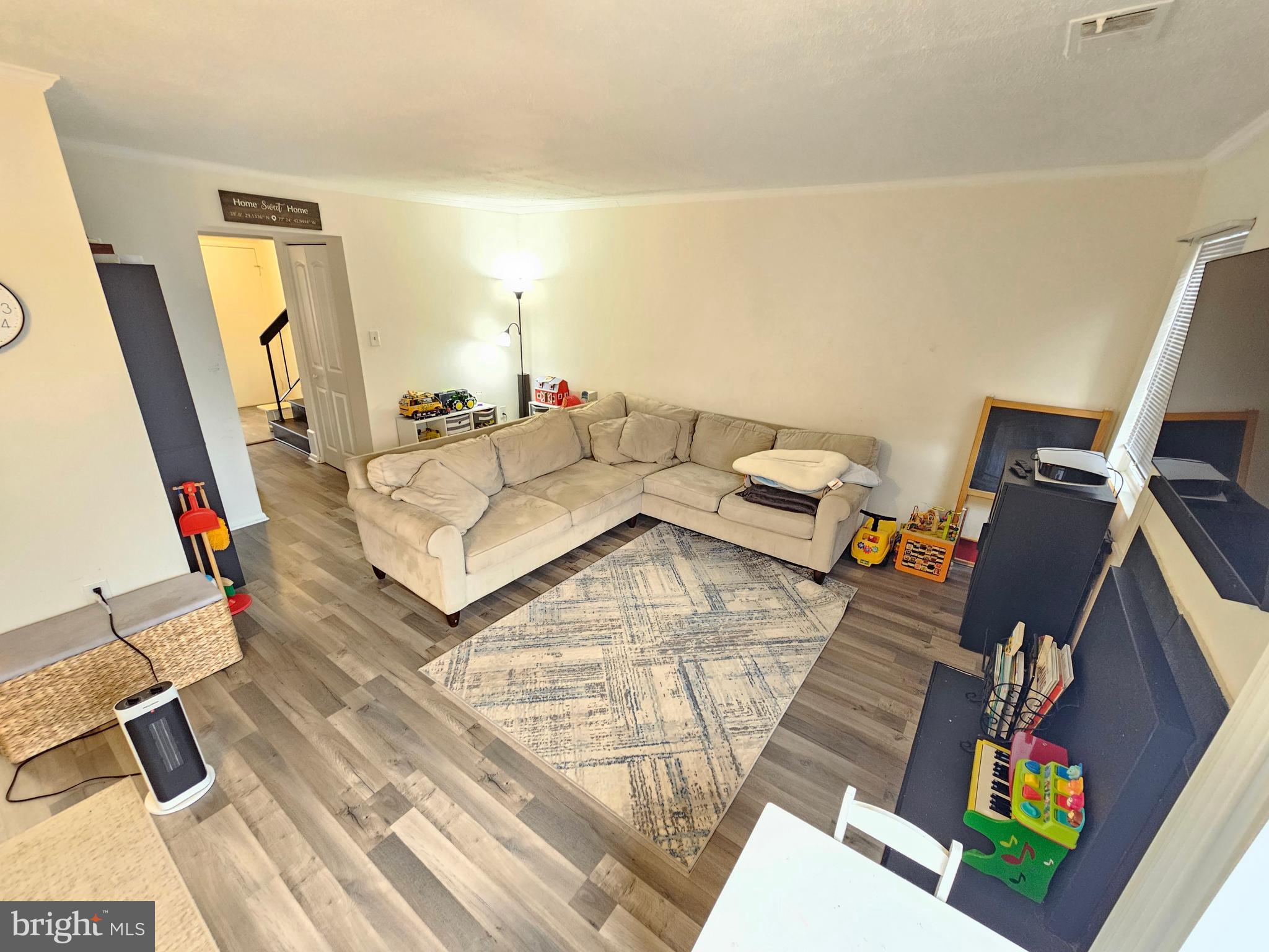 17445 Hoskinson Road Poolesville, MD 20837 - Photo 17 of 36 Living Room