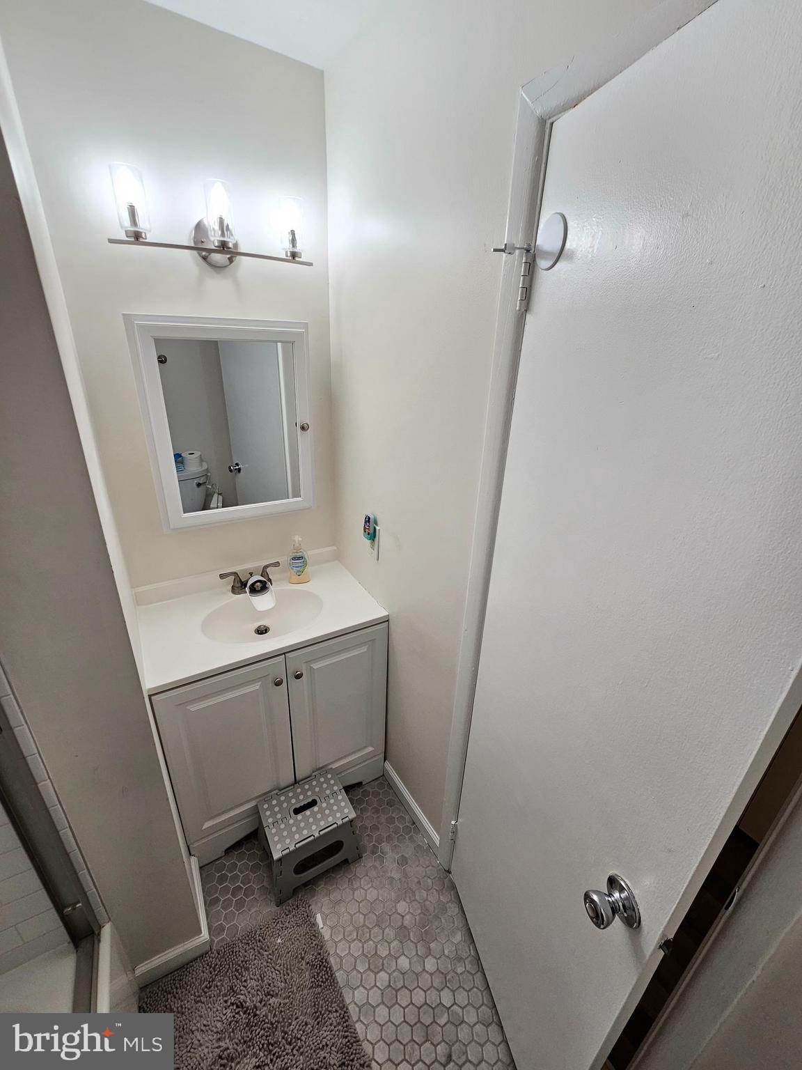 17445 Hoskinson Road Poolesville, MD 20837 - Photo 25 of 36 2nd Level Hall Bathroom