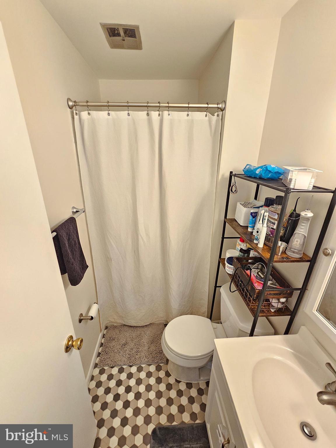 17445 Hoskinson Road Poolesville, MD 20837 - Photo 31 of 36 Master Bathroom