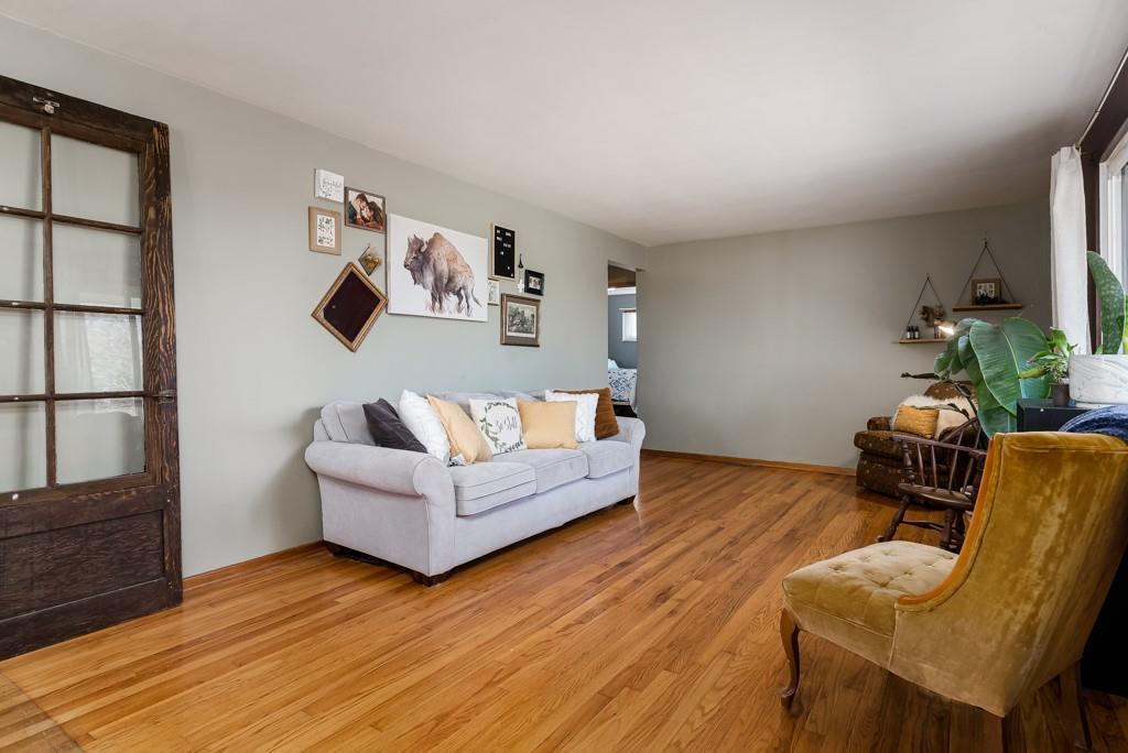 513 Sheldon Road Valencia, PA 16059 - Photo 3 of 21 a living room with furniture and wooden floor