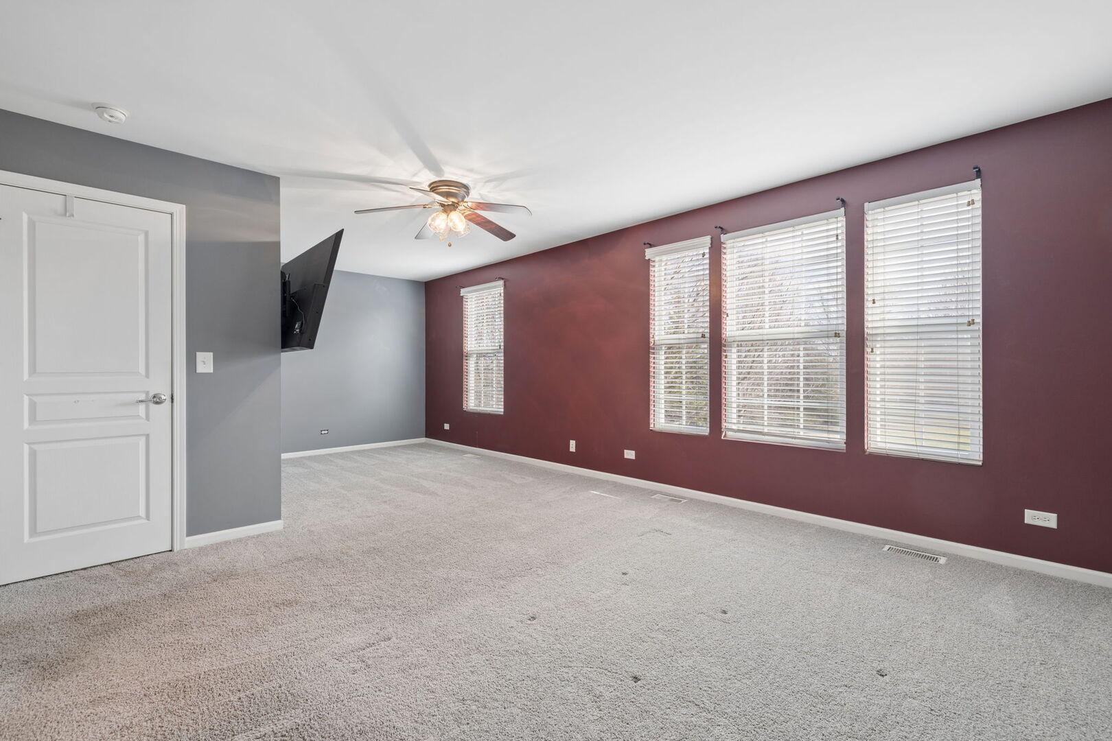 460 Valentine Way Oswego, IL 60543 - Photo 10 of 23 a view of a livingroom with a ceiling fan and window
