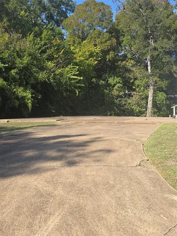 a view of a house with backyard and garden