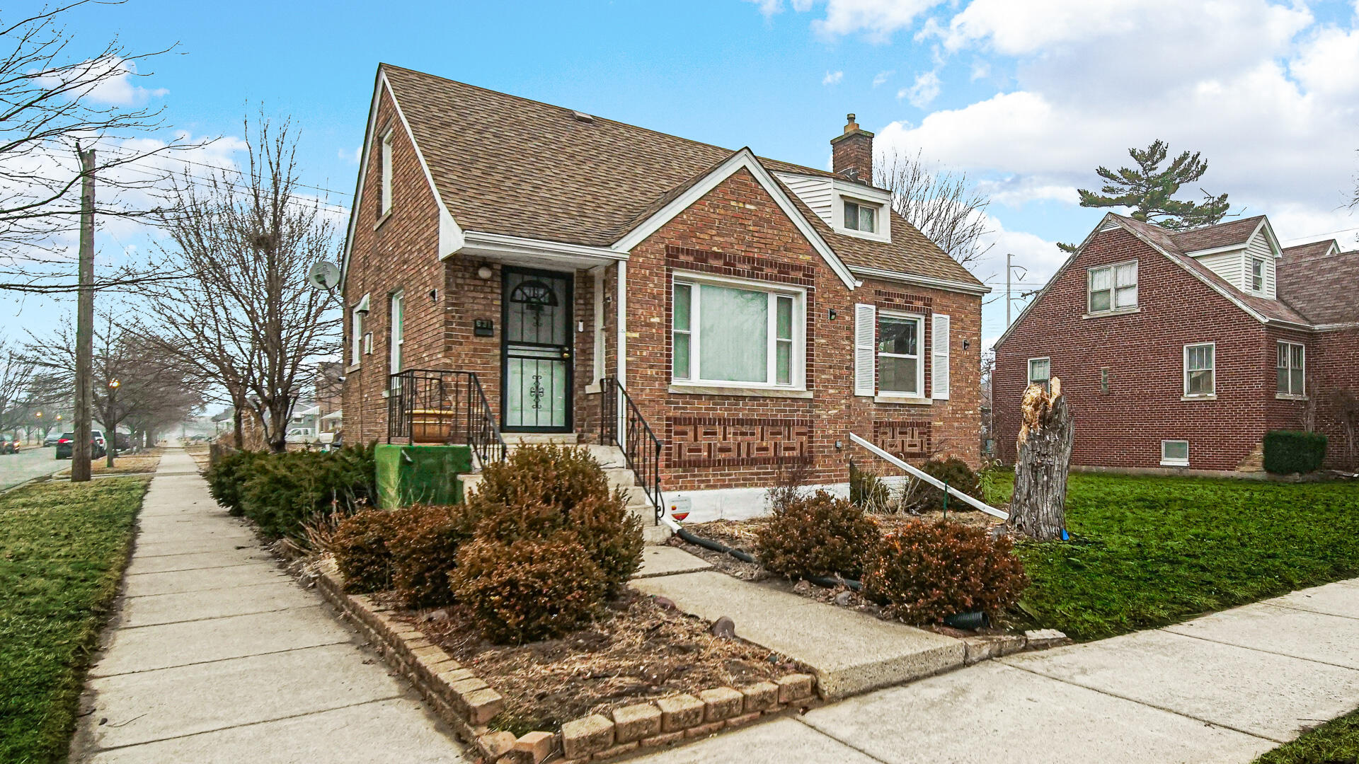 631 141st Street Hammond, IN 46327 - Photo 2 of 24 a front view of a house with garden