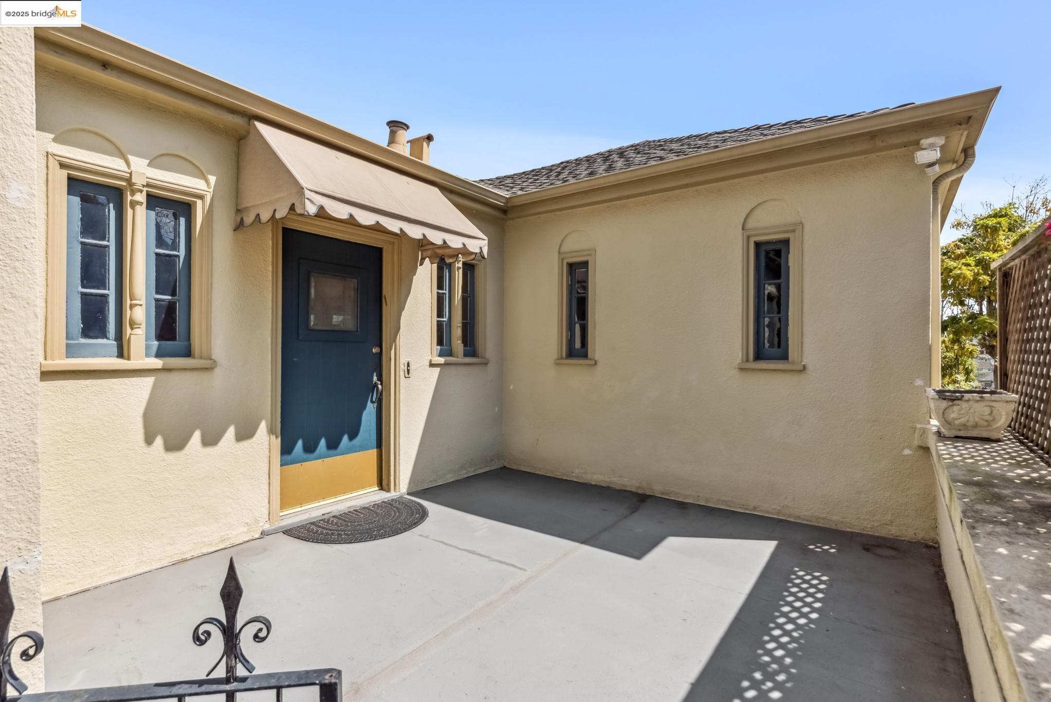 Undisclosed Address Oakland, CA 94610 - Photo 4 of 34 a view of an entryway