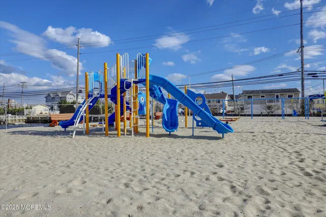 a view of entryway with a front door