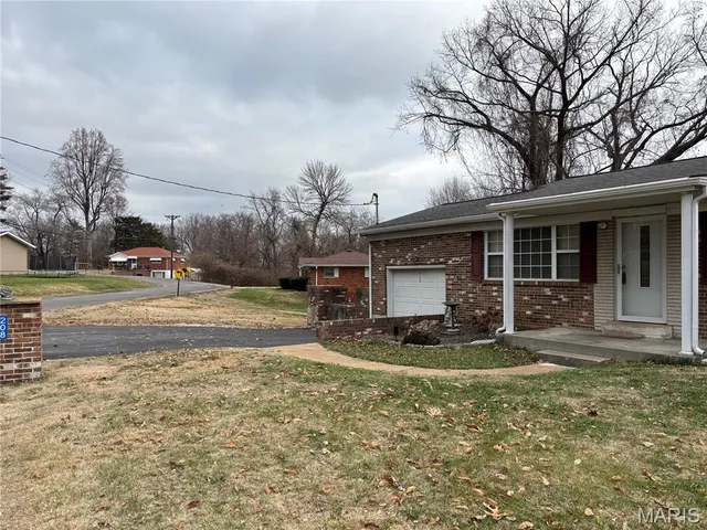 $175,000 | 208 Hillwood Drive, Belleville, IL 62223