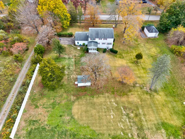 a picture of outdoor space with city view