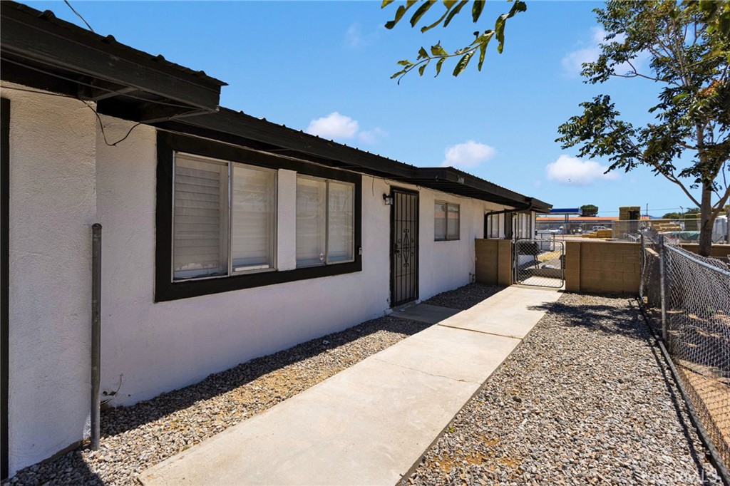 16396 Yucca Street Hesperia, CA 92345 - Photo 5 of 25