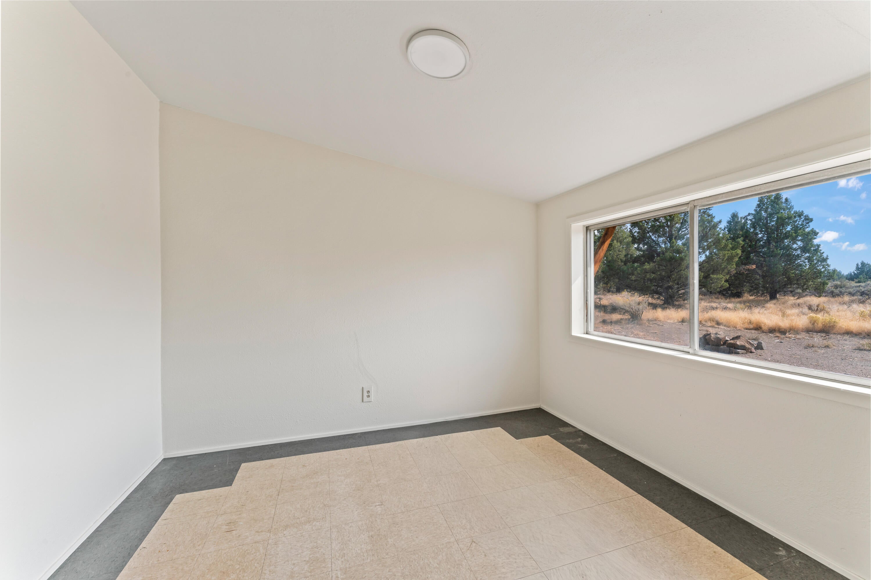 17845 Plainview Road Bend, OR 97703 - Photo 35 of 41 Bonus Area w/ Kitchenette & Full Bath
