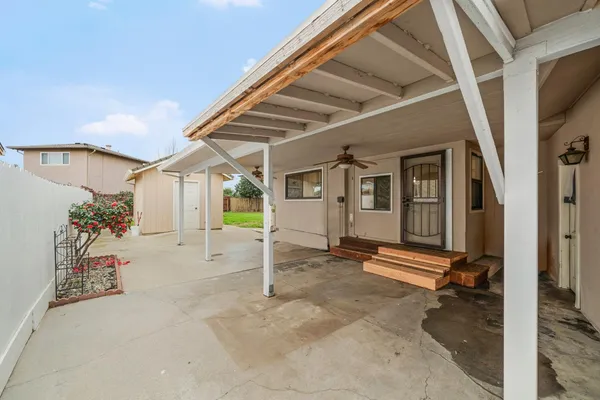 a view of a house with backyard