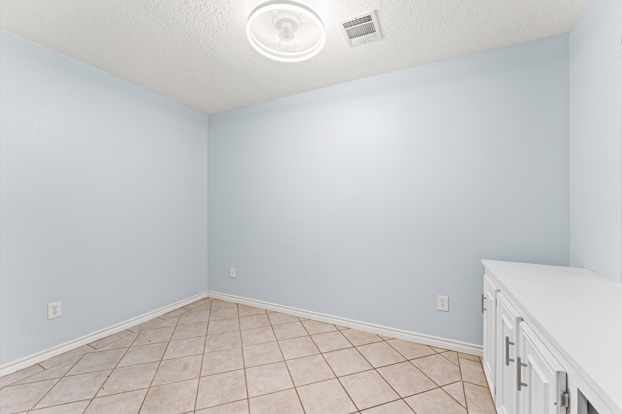 17403 Butte Creek Road Houston, TX 77090 - Photo 33 of 39 Secondary Bedroom in apartment