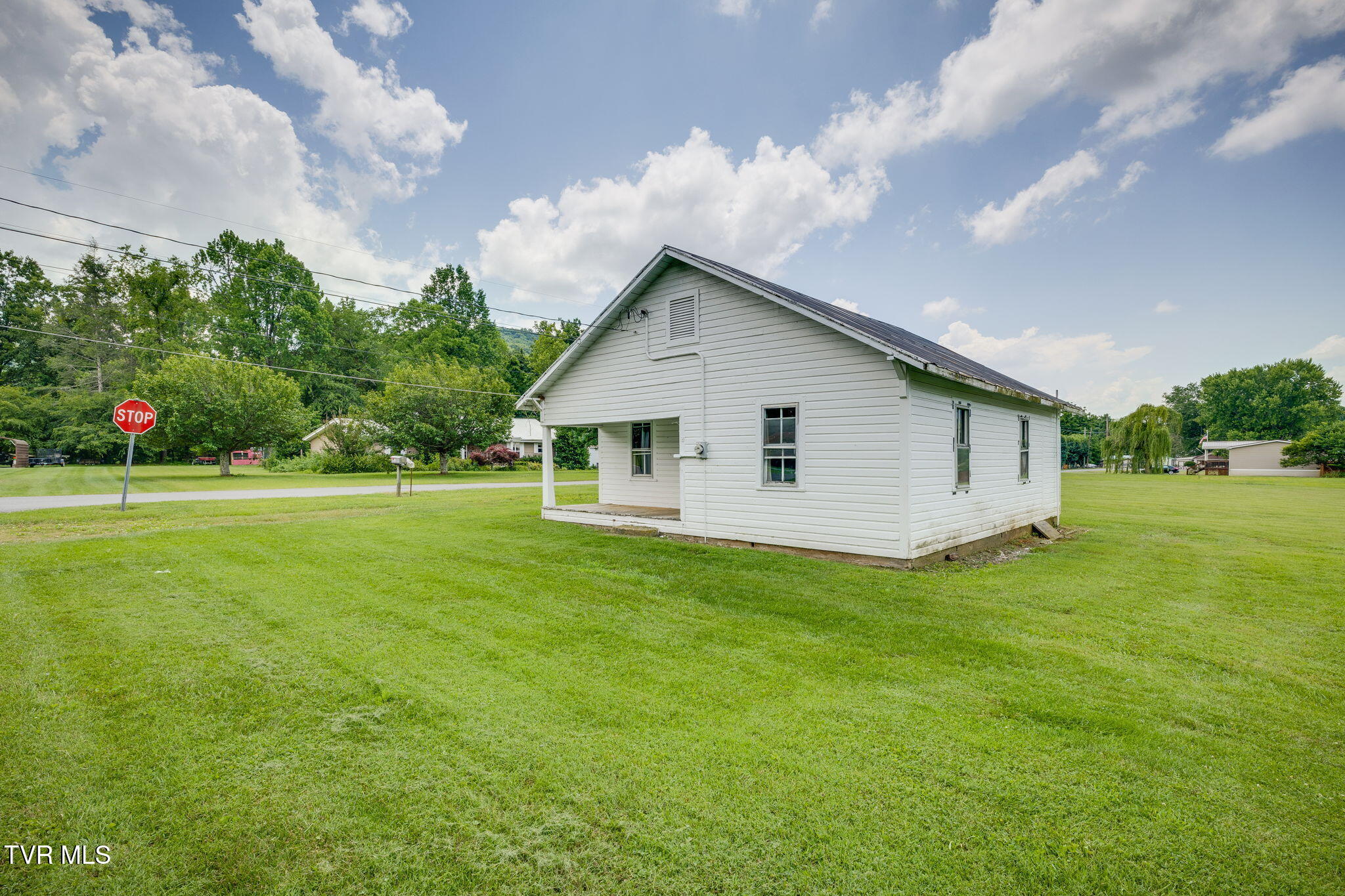400 Riverside Drive Unicoi, TN 37692 - Photo 3 of 33 002
