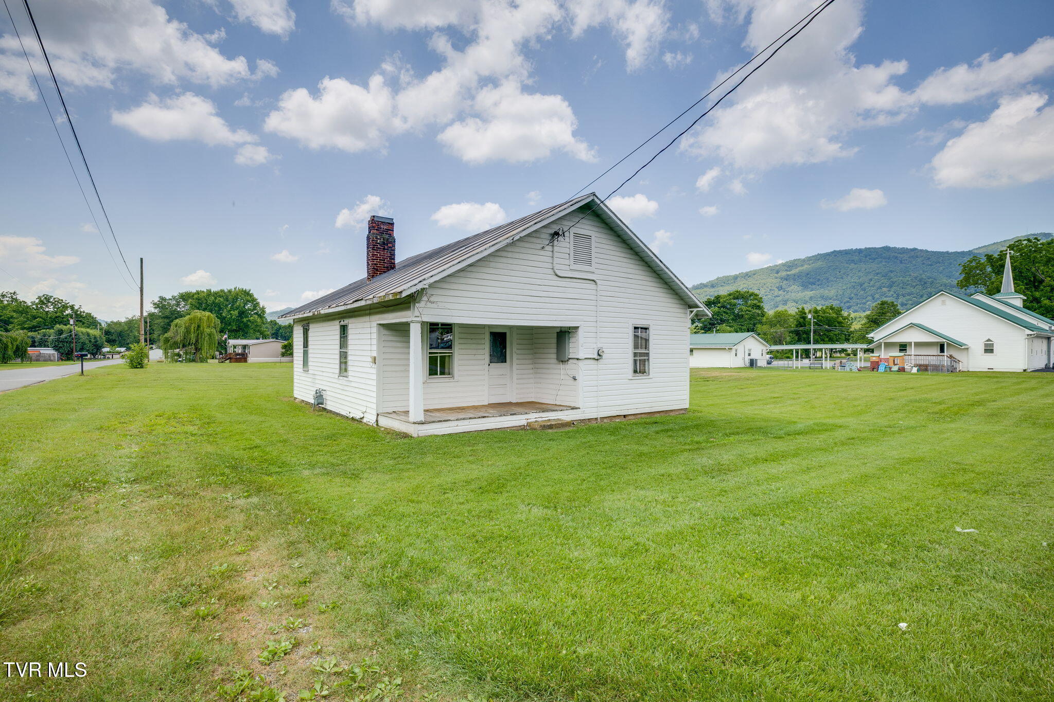 400 Riverside Drive Unicoi, TN 37692 - Photo 4 of 33 003