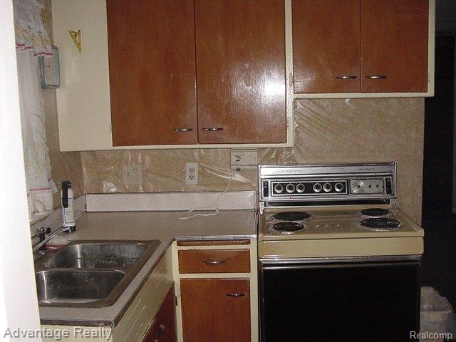6174 High Road Algonac, MI 48001 - Photo 8 of 18 6174 High rdk kitchen