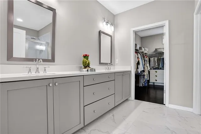 a en suite bathroom with a double vanity sink and mirror