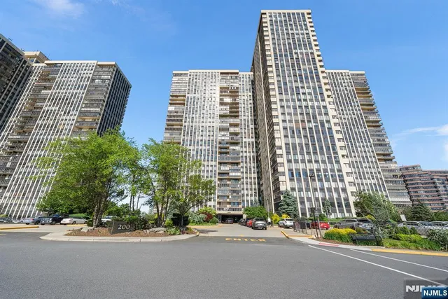 a view of parking garage with lots of traffic