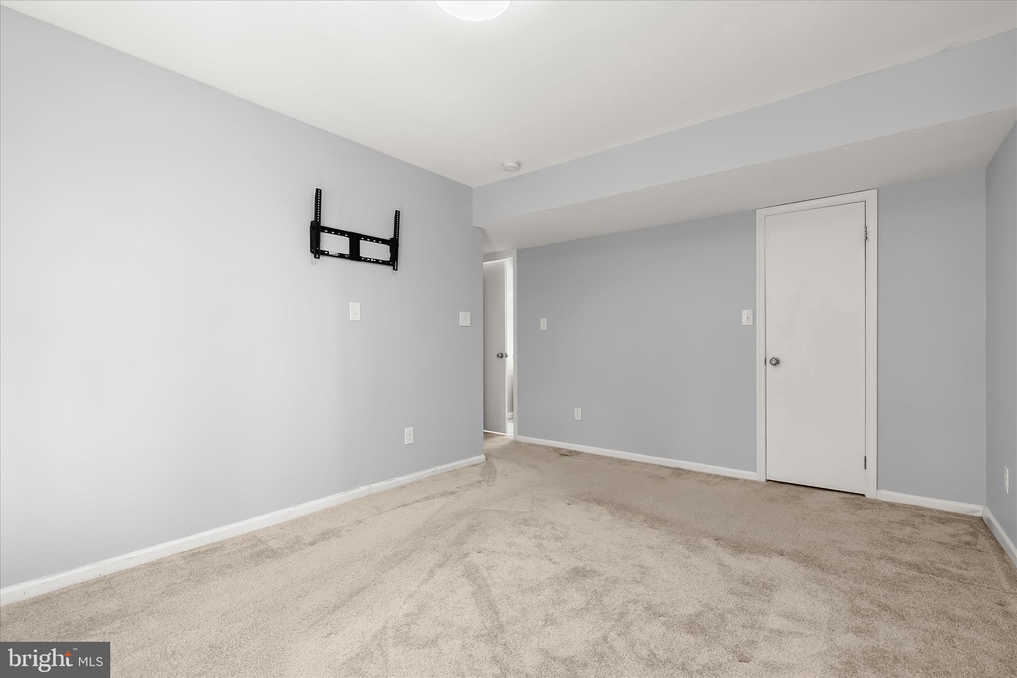 8624 Castlemill Circle Nottingham, MD 21236 - Photo 20 of 34 a view of a big room with closet and windows