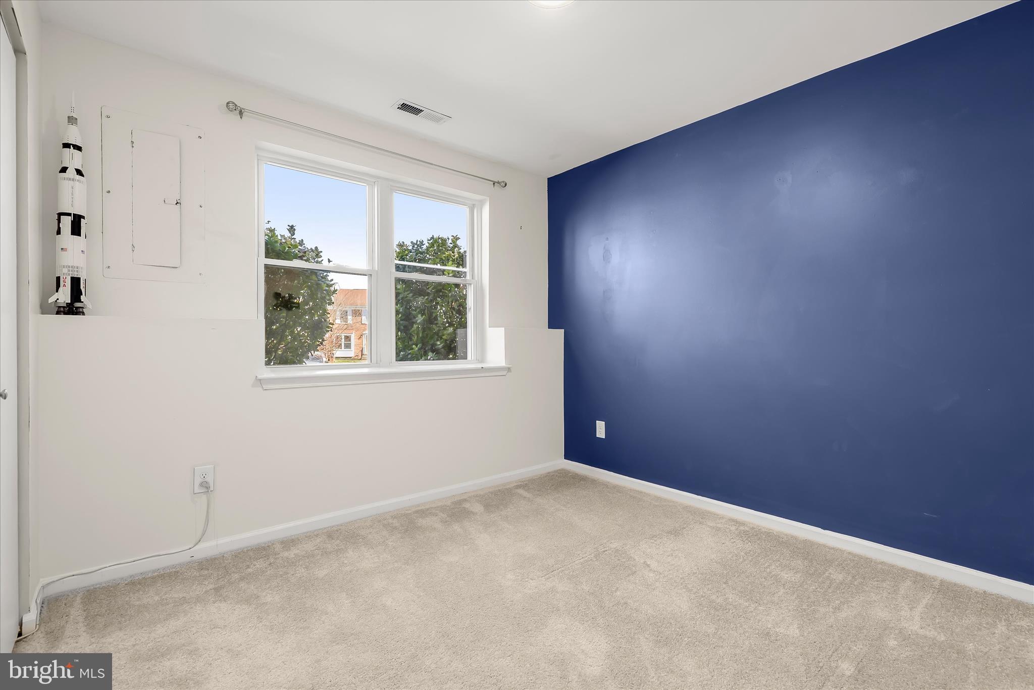 8624 Castlemill Circle Nottingham, MD 21236 - Photo 22 of 34 an empty room with windows