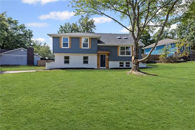$360,000 | 11005 Northwest Walnut Creek Drive, Kansas City, MO 64152
