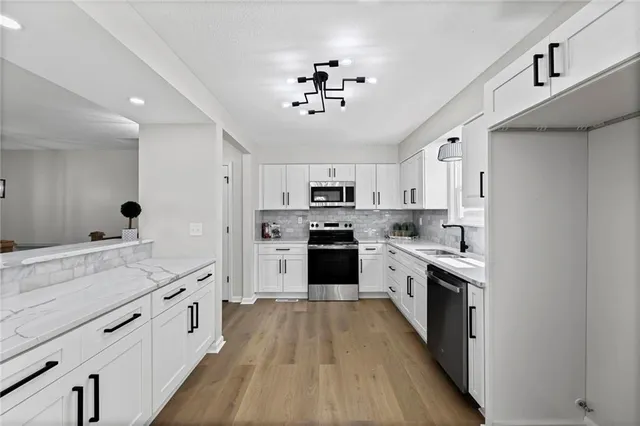 $360,000 | 11005 Northwest Walnut Creek Drive, Kansas City, MO 64152