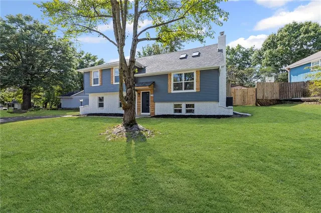 $360,000 | 11005 Northwest Walnut Creek Drive, Kansas City, MO 64152