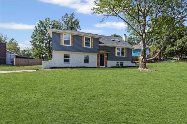 $360,000 | 11005 Northwest Walnut Creek Drive, Kansas City, MO 64152