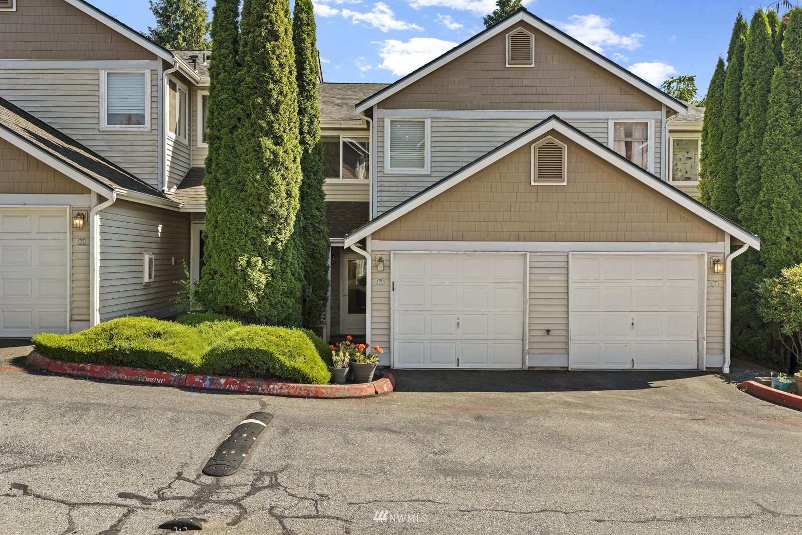 23908 Bothell Everett Highway, Unit C5 Bothell, WA 98021 - Photo 3 of 40 a front view of a house with garden
